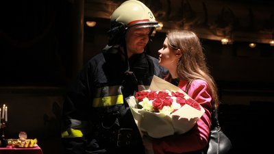 У Тернополі рятувальник освідчився коханій на сцені театру У Тернополі рятувальник освідчився коханій на сцені театру