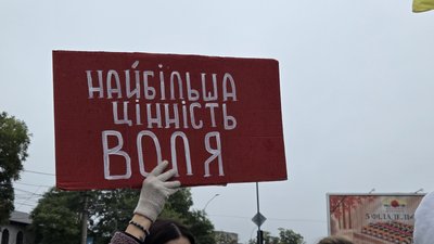 Учасники акції вийшли з плакатами на підтримку військовополонених