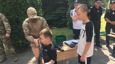 У Житомирі поліцейські організували "Безпекове містечко", де проводили зустрічі з дітьми У Житомирі поліцейські організували "Безпекове містечко", де проводили зустрічі з дітьми