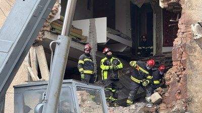Рятувальники на місці влучання безпілотника по п'ятиповерхівці у Вінниці 25 жовтня 2026