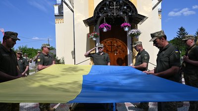 На Тернопільщині в останню дорогу провели загиблого бійця Артура Романюка На Тернопільщині в останню дорогу провели загиблого бійця Артура Романюка