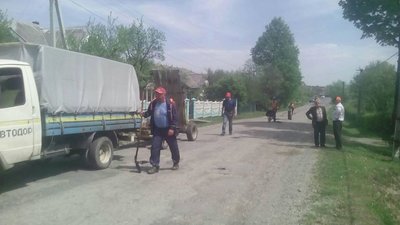 Об’єдналися з виборцями. У прикарпатському селі громада долучилася до ремонту дороги