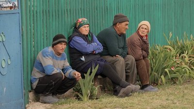 Жителі селища Барвінок біля подвір'я Жителі селища Барвінок біля подвір'я