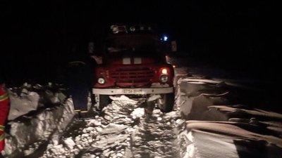 Рятувальники на Волині витягли зі снігу два рейсові автобуси та ще понад десяток авто Рятувальники на Волині витягли зі снігу два рейсові автобуси та ще понад десяток авто