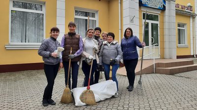 Жителі Голої Пристані зібрались на загальноміський суботник Жителі Голої Пристані зібрались на загальноміський суботник