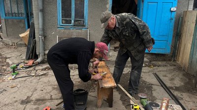 "Зробили з того, що знайшли вдома". Майстри з Буковини на подвір'ї роблять пічки для військових "Зробили з того, що знайшли вдома". Майстри з Буковини на подвір'ї роблять пічки для військових