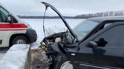 На Сумщині авто в'їхало у бетонні блоки: пасажирка потрапила у лікарню На Сумщині авто в'їхало у бетонні блоки: пасажирка потрапила у лікарню