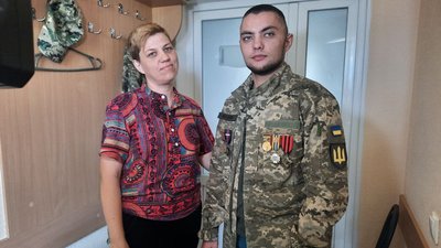 Військовий Олександр Циганенко з мамою Катериною