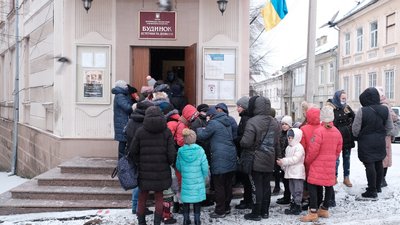 Роздають продукти, зимовий одяг та новорічні. У Чернівцях підготували 15 тонн допомоги