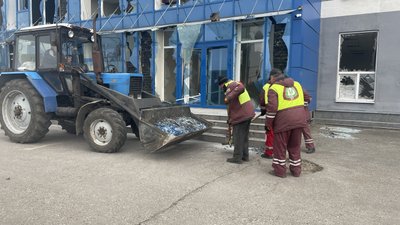 Комунальники прибирають наслідки ударів російського "Шахеда" по Слобідському району Харкова, 26 березня 2024 року Комунальники прибирають наслідки ударів російського "Шахеда" по Слобідському району Харкова, 26 березня 2024 року