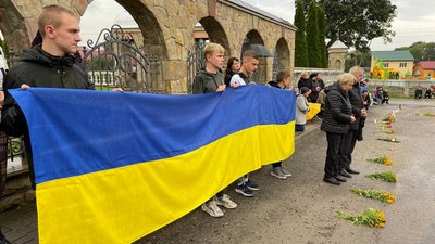 На Тернопільщині попрощалися із двома військовослужбовцями На Тернопільщині попрощалися із двома військовослужбовцями