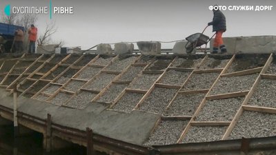 Влетів у бетонний блок і загорівся: поліція шукає власника авто