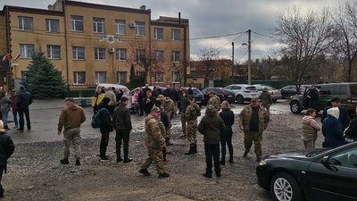 На Волині священний московського патріархату судиться з батьком загиблої медички На Волині священний московського патріархату судиться з батьком загиблої медички