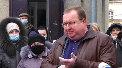 На Рівненщині працівники психлікарні перекривали рух через борги На Рівненщині працівники психлікарні перекривали рух через борги