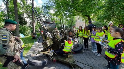 У Львові правоохоронці та надзвичайники розповіли дітям про особливості роботи
