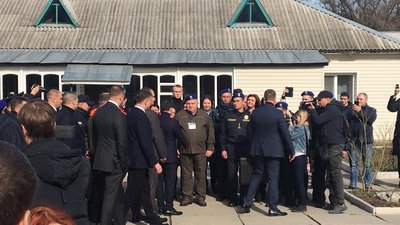 Зеленський прилетів у Нові Санжари Зеленський прилетів у Нові Санжари