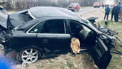 В аварії на Прикарпатті загинув чоловік, ще одна людина в лікарні В аварії на Прикарпатті загинув чоловік, ще одна людина в лікарні