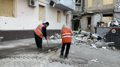 Побитий дім на Бакуліна: мешканці — ночували в університеті, волонтери — закривають вікна та годують комунальників Побитий дім на Бакуліна: мешканці — ночували в університеті, волонтери — закривають вікна та годують комунальників
