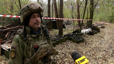 Командир відділення групи розмінування Олег Кравець в лісі на Чернігівщині Командир відділення групи розмінування Олег Кравець в лісі на Чернігівщині
