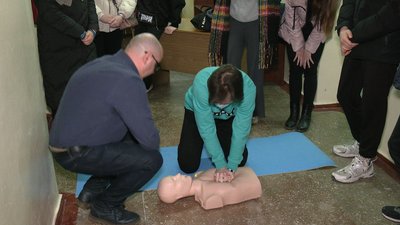 Записалися п'ятдесят, а прийшли сто: у рівненському виші організували курси з порятунку життя Записалися п'ятдесят, а прийшли сто: у рівненському виші організували курси з порятунку життя