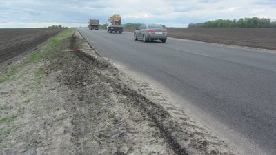 Вибоїни, необлаштовані узбіччя — результати перевірки ремонту дороги Суми-Полтава Вибоїни, необлаштовані узбіччя — результати перевірки ремонту дороги Суми-Полтава