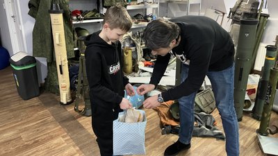 Випікав і продавав хліб: десятирічний житомирянин зібрав та передав Сергію Притулі 10 тисяч гривень для ЗСУ Випікав і продавав хліб: десятирічний житомирянин зібрав та передав Сергію Притулі 10 тисяч гривень для ЗСУ