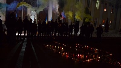 Реконструкція подій Майдану, фаєри та Тризуб з лампадок: у Житомирі вшанували Небесну Сотню Реконструкція подій Майдану, фаєри та Тризуб з лампадок: у Житомирі вшанували Небесну Сотню