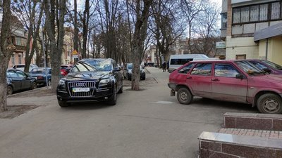 «Хаотичне паркування робить вулиці «мертвими». Експертка про Полтаву без комунальних парковок