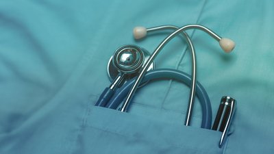 Засудили лікаря з Чернігівщини, який повідомляв про надані послуги вже померлим пацієнтам