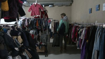 За місяць роботи завезли 60 тонн одягу. Репортаж із соціальної крамниці в Івано-Франківську За місяць роботи завезли 60 тонн одягу. Репортаж із соціальної крамниці в Івано-Франківську