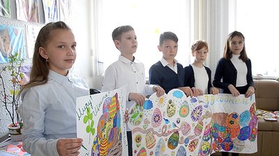 Листівки до Дня матері військовим-матерям відправили на схід тернопільські школярі Листівки до Дня матері військовим-матерям відправили на схід тернопільські школярі
