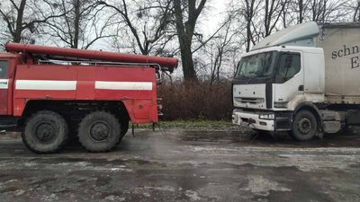 На Житомирщині через погіршення погодних умов рятувальники відбуксирували 7 вантажівок На Житомирщині через погіршення погодних умов рятувальники відбуксирували 7 вантажівок