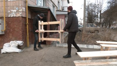 Підприємець з Рівного безплатно виготовляє лавки для бомбосховищ