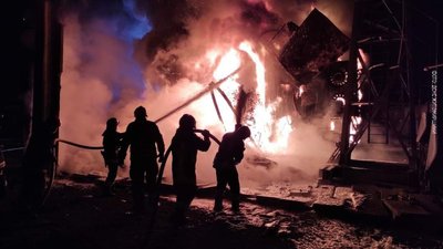 Житомирські рятувальники показали техніку, яка працює на ліквідації наслідків ракетних обстрілів армією РФ Житомирські рятувальники показали техніку, яка працює на ліквідації наслідків ракетних обстрілів армією РФ