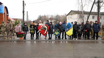 "Він для нас був і другом, і братом…": у Сумах попрощались з воїном Денисом Чочієвим "Він для нас був і другом, і братом…": у Сумах попрощались з воїном Денисом Чочієвим