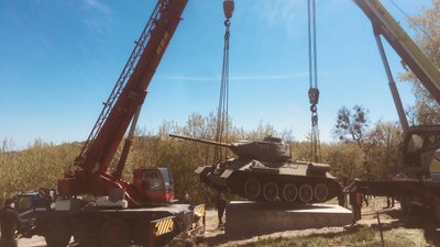 У Житомирі на переміщення танку із майдану Перемоги знадобилося кілька годин У Житомирі на переміщення танку із майдану Перемоги знадобилося кілька годин