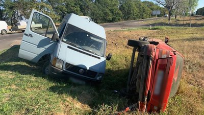 У ДТП на Одещині травмувалися двоє людей, автівки опинилися в кюветі