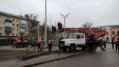 У Полтаві змонтували каркас новорічної ялинки: коли завершать роботи