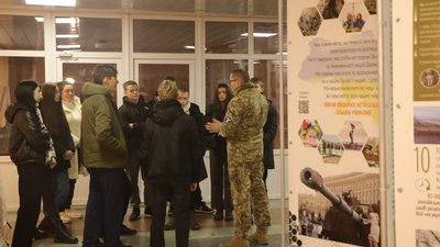 В Охтирці на Сумщині працювала мобільна експозиція, присвячена ЗСУ В Охтирці на Сумщині працювала мобільна експозиція, присвячена ЗСУ