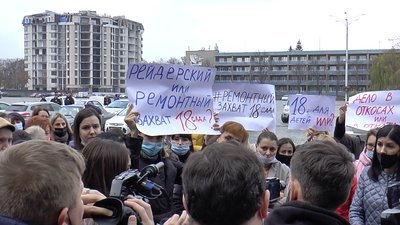«Дистанційне навчання мені вже набридло»: на Полтавщині пікетувала понад сотня людей «Дистанційне навчання мені вже набридло»: на Полтавщині пікетувала понад сотня людей