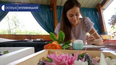 Почала займатись цим три роки тому, коли пішла у декретну відпустку Почала займатись цим три роки тому, коли пішла у декретну відпустку