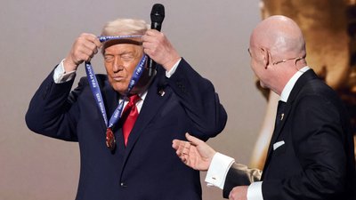 Дональд Трамп під час його нагородження медаллю "Премії миру" від ФІФА