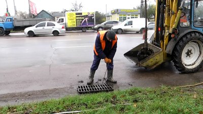 У Житомирі зливну мережу готують до перших морозів У Житомирі зливну мережу готують до перших морозів