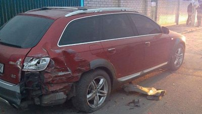 У Херсоні мікроавтобус в`їхав у паркан приватного будинку
