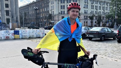 Харківський волонтер вирушив у велоподорож Україною на підтримку ЗСУ