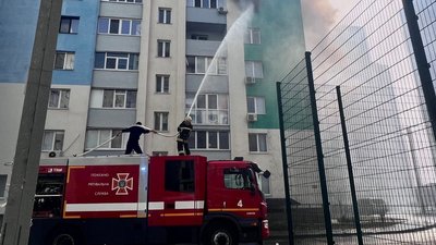 Пожежники гасять вогонь у дев'ятиповерхівці по вулиці Лісаветінській