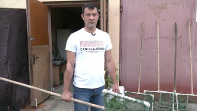 Розчищення річки Уди: ековолонтери змайстрували спеціальний кошик для сміття Розчищення річки Уди: ековолонтери змайстрували спеціальний кошик для сміття