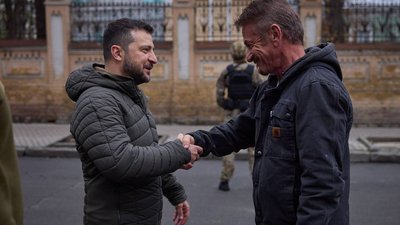 Передав Зеленському "Оскар" як символ віри у перемогу. До Києва завітав актор Шон Пенн Передав Зеленському "Оскар" як символ віри у перемогу. До Києва завітав актор Шон Пенн