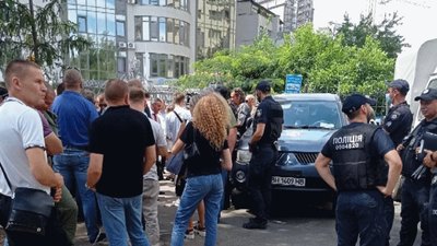 Сутички та сльозогінний газ: чому міська влада намагалася знести паркан в одеському ЖК