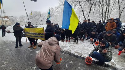 Вимагають виплати зарплат: біля ЛОДА протестують гірники львівських шахт Вимагають виплати зарплат: біля ЛОДА протестують гірники львівських шахт